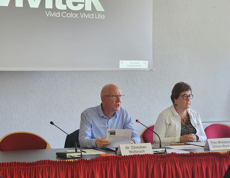 Frau Petra Grimm-Benne und Dr. Christian Walbrach in der 110. Sitzung des Landesbehindertenbeirates